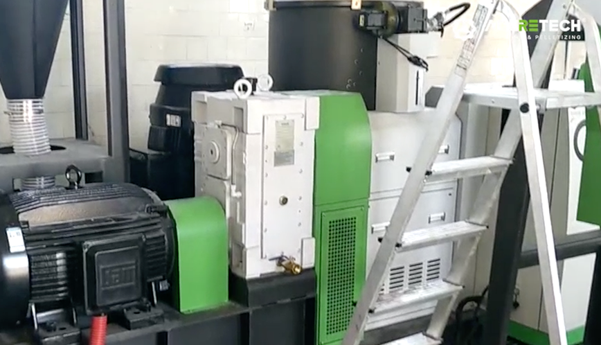 ACS-PRO Kunststoffgranuliermaschine mit Entstaubungsanlage